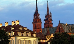 Blick auf die zwei Türme des Basler Münsters