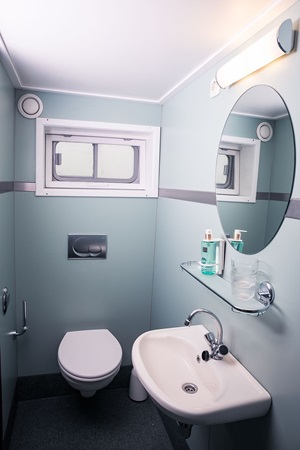 Blick in ein modern eingerichtetes Badezimmer auf der MS Lena Maria