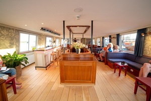 Blick in die mit ein paar Gästen besetzte Lounge der MS Lena Maria