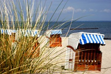 Blick auf einen Sandstrand mit Strandkörben auf der Radreise von Rügen nach Bornholm