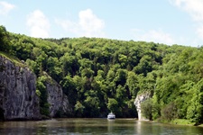 Ein Schiff fährt auf der Donau beim Donaudurchbruch in der Nähe von Weltenburg