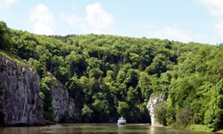 Ein Schiff fährt auf der Donau beim Donaudurchbruch in der Nähe von Weltenburg
