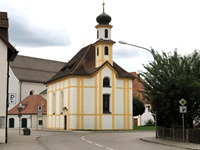 Blick auf die weiß-gelbe Kirche mit Zwiebelturm in Beilngries