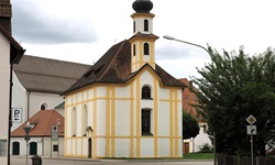 Blick auf die weiß-gelbe Kirche mit Zwiebelturm in Beilngries