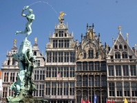 Die schön verzierten Gildehäuser auf dem Marktplatz mit Detailbild des Brunnens in Antwerpen