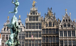 Die schön verzierten Gildehäuser auf dem Marktplatz mit Detailbild des Brunnens in Antwerpen