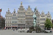 Blick auf die bekannten aneinandergereihten und schön verzierten Gildehäuser am Marktplatz mti Brunnen in der Hafenstadt Antwerpen in Belgien