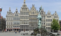 Blick auf die bekannten aneinandergereihten und schön verzierten Gildehäuser am Marktplatz mti Brunnen in der Hafenstadt Antwerpen in Belgien