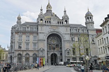 Eine viel belebte Straße in Antwerpen, Belgien