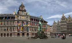 Das große und schön verzierte Rathaus mit den Gildehäusern auf der rechten Seite des Marktplatzes in Antwerpen in Belgien