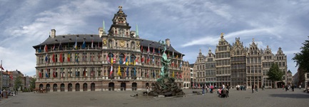 Das große und schön verzierte Rathaus mit den Gildehäusern auf der rechten Seite des Marktplatzes in Antwerpen in Belgien