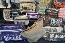 Viele Taschen mit der Aufschrift Brugge in einem Souvenirshop in Brügge, Belgien