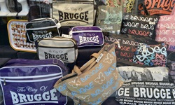 Taschen mit der Aufschrift "BRUGGE" in einem belgischen Souvenirshop in Brügge
