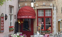 Ein Café im belgischen Brügge mit bestuhlter Terasse