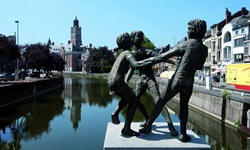 Statue mit drei spielenden Kindern in Flandern, Belgien