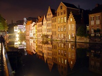 Gent bei Nacht mit typischen Häusern, Belgien