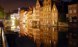 Die bekannten Gildehäuser in Gent in Belgien bei Nacht beleuchtet