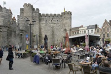 Touristen vor sitzen an einem Kisosk bei der Burg Gravensteen in Gent in Belgien