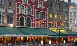 Die beeindruckenden Gildehäuser mit ihren Cafés und Restaurants in Gent in Belgien