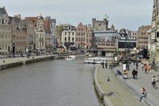 Blick auf den Kanal und seine Promenaden mit den Gildehäusern und der Burg Gravensteen im Hintergrund in Gent in Belgien