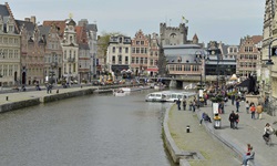 Blick auf den Kanal und seine Promenaden mit den Gildehäusern und der Burg Gravensteen im Hintergrund in Gent in Belgien