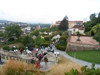 Touristen erkunden das weitläufige Gelände des Benediktinerstifts von Melk.
