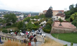 Touristen erkunden das weitläufige Gelände des Benediktinerstifts von Melk.