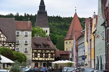 Alte Häuser mit Fachwerk oder gemauert mit Kirchturm in Berching