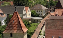 Blick auf die mittelalterliche Stadtmauer und einen Wehrturm in Berching