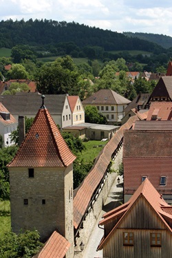 Blick auf die mittelalterliche Stadtmauer und einen Wehrturm in Berching
