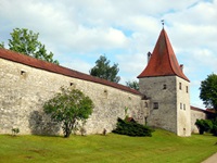 Blick auf den mittelalterlichen Wehrturm und die Stadtmauer in Berching