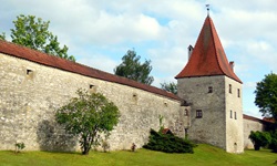 Blick auf den mittelalterlichen Wehrturm und die Stadtmauer in Berching