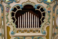 Detailansicht einer Orgel im Karussellmuseum von Bergantino.