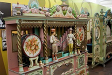 Eine mit Figuren und Ornamenten verzierte Orgel im Karussellmuseum von Bergantino.