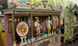 Eine mit Figuren und Ornamenten verzierte Orgel im Karussellmuseum von Bergantino.