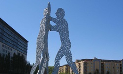 Die Molecule Man Skulptur von Bildhauer Jonathan Borofsky in der Spree