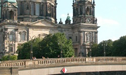 Blick über die Spree zum Berliner Dom