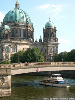 Blick über die Spree zum Berliner Dom