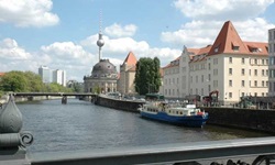 Eine Brücke über die Spree in der Mitte Berlins mit Blick auf den Alexturm