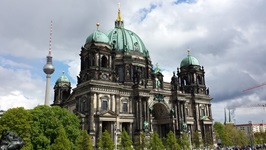 Der Berliner Dom und der Berliner Fernsehturm.