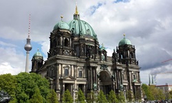 Der Berliner Dom mit dem Alexanderturm im Hintergrund