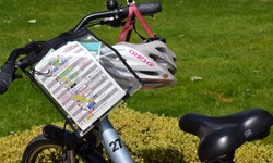 Mit Helm und Routenbeschreibung ausgestattetes Fahrrad.