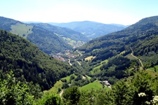 Ein atemberaubender Ausblick über die Höhenzüge des Schwarzwaldes.