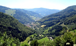 Ein atemberaubender Ausblick über die Höhenzüge des Schwarzwaldes.