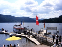 Ein Passagierschiff an der Anlegestelle für die Titisee-Rundfahrten.