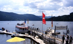 Ein Passagierschiff an der Anlegestelle für die Titisee-Rundfahrten.