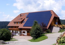 Tradition trifft auf neue Technik: Photovoltaik-Paneele auf einem typischen Schwarzwaldhaus.