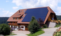 Tradition trifft auf neue Technik: Photovoltaik-Paneele auf einem typischen Schwarzwaldhaus.