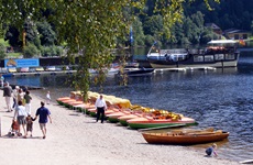 Spaziergänger und vertäute Boote am Ufer des schönen Titisees.