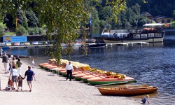 Spaziergänger und vertäute Boote am Ufer des schönen Titisees.